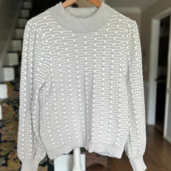 Love Scarlett Super Soft Sweater Gray White Geometric Pattern Womens Size Small - Picture 2 of 9